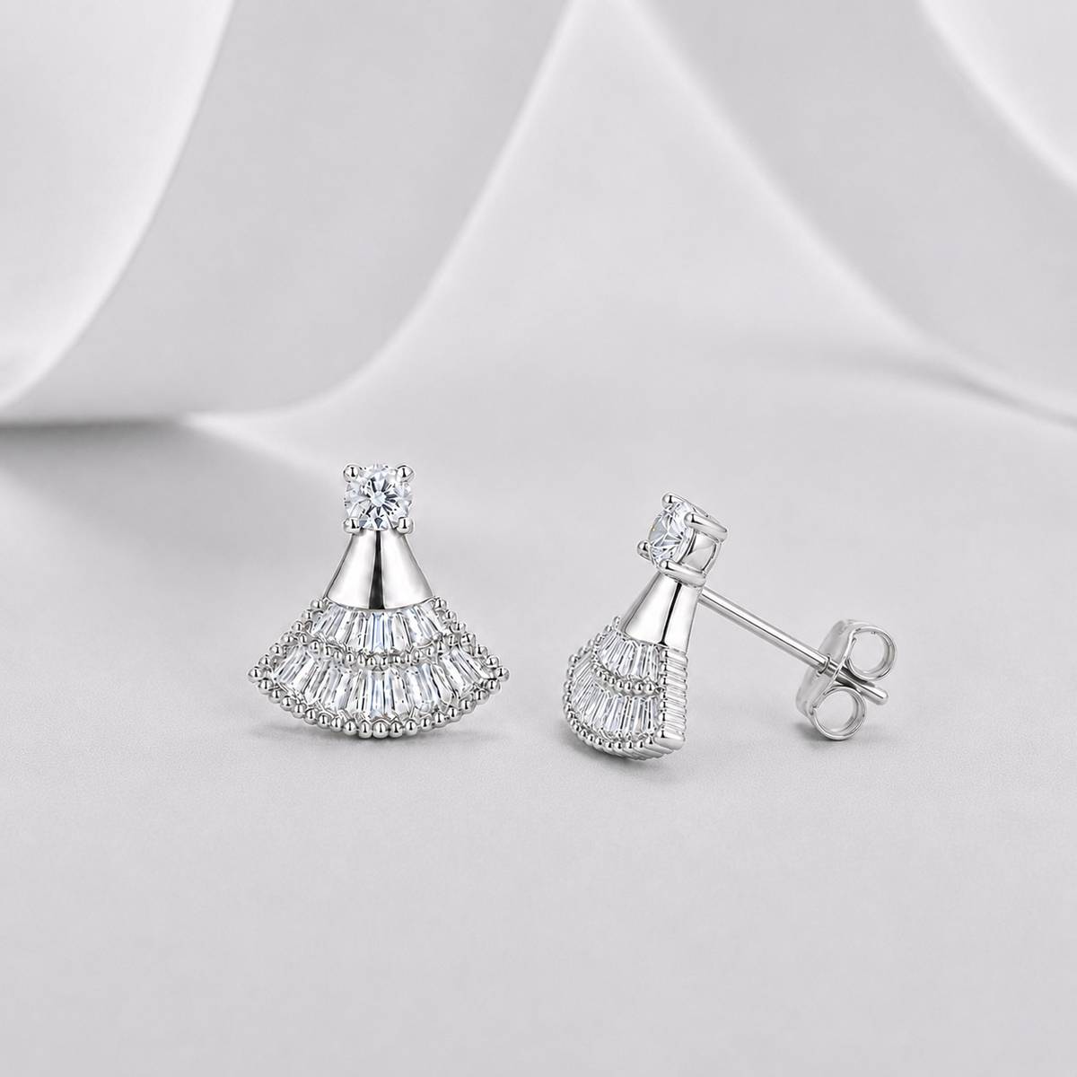 E12521款银镀18K白金梯方形莫桑钻小裙摆耳钉0.54ct