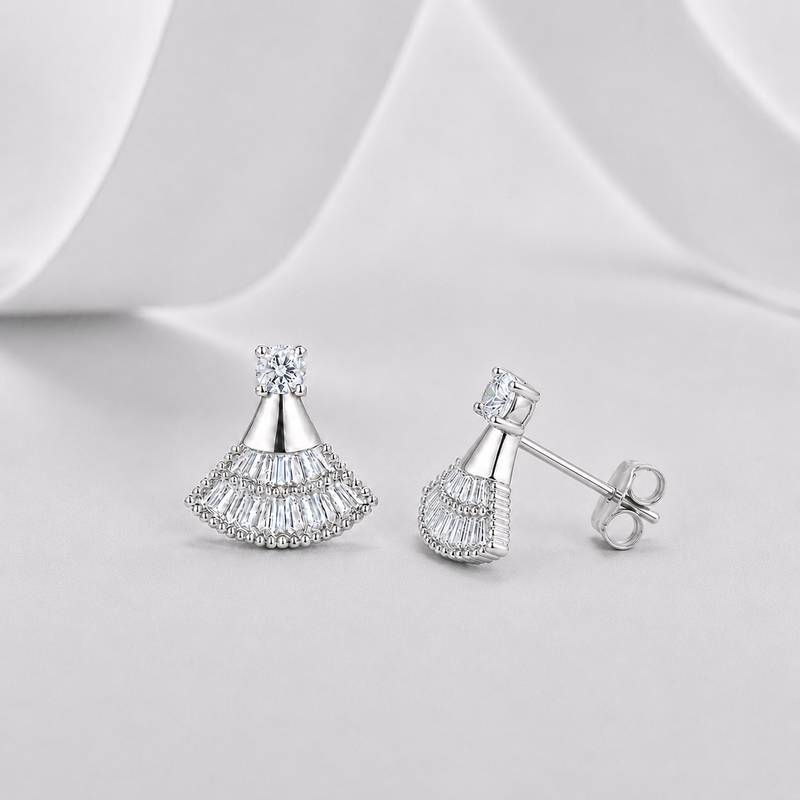 E12521款银镀18K白金梯方形莫桑钻小裙摆耳钉0.54ct
