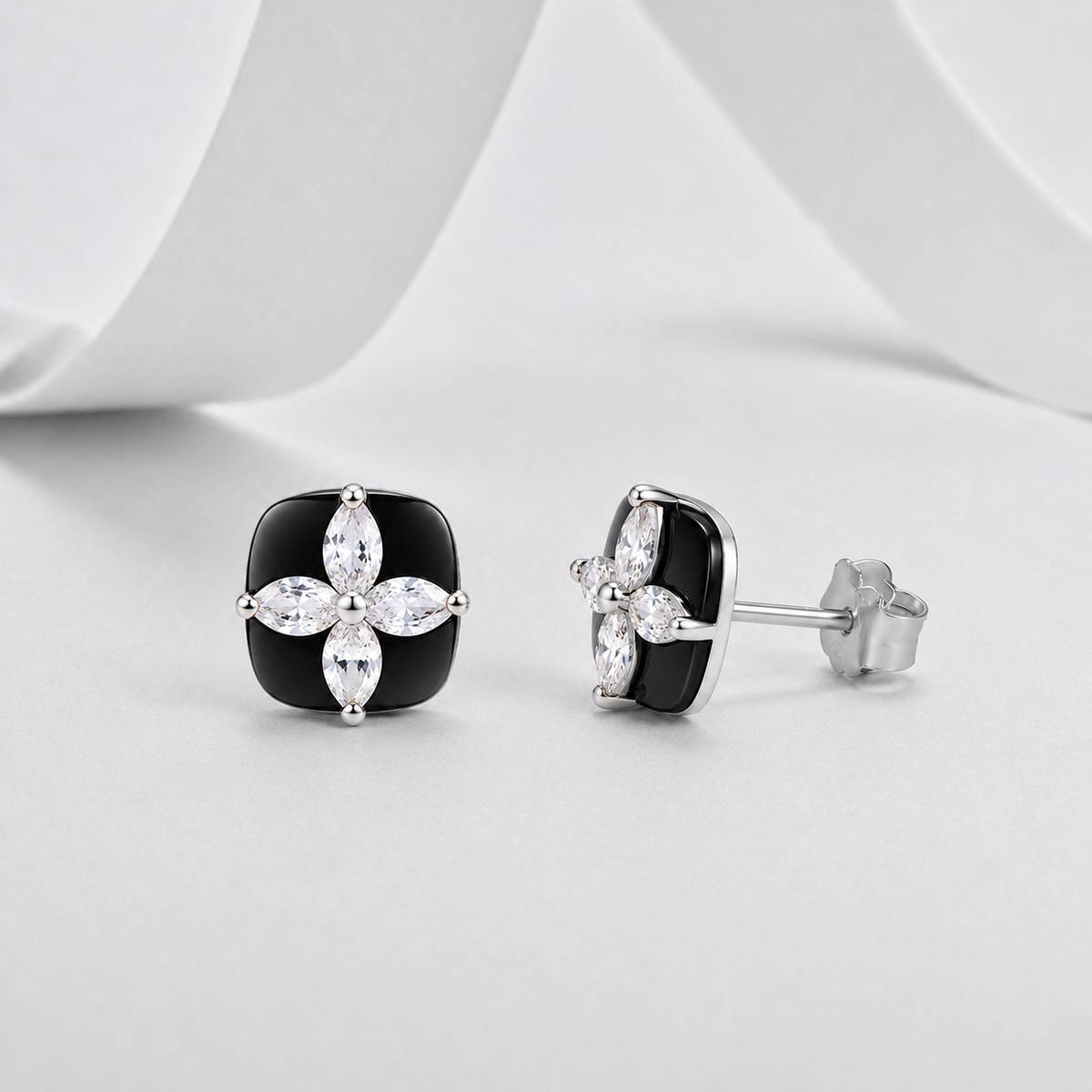 E12528款银镀18K白金马眼形莫桑钻四叶草黑色滴胶耳钉0.8ct