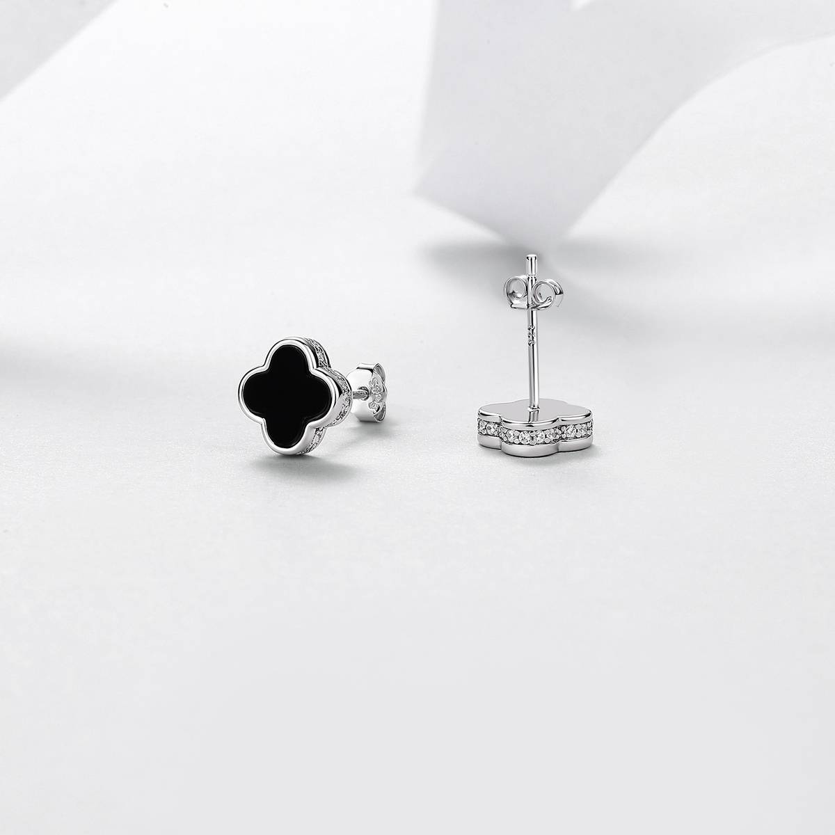 E12530-BMC款银镀18K白金圆形莫桑钻黑玛瑙四叶草耳钉0.16ct