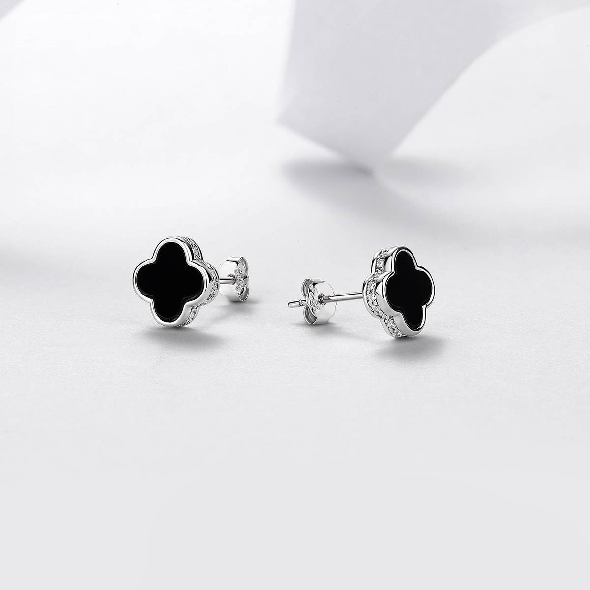 E12530-BMC款银镀18K白金圆形莫桑钻黑玛瑙四叶草耳钉0.16ct