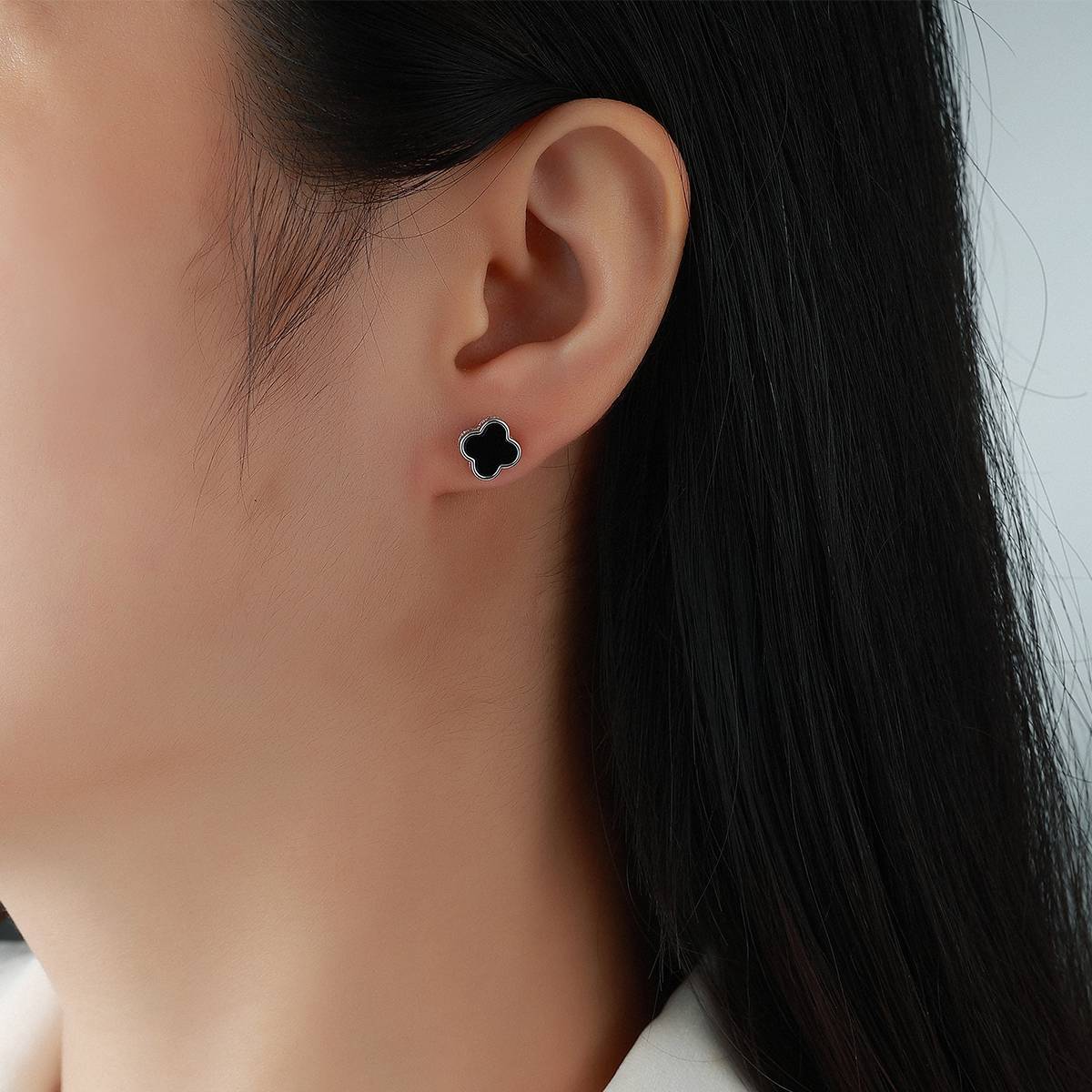 E12530-BMC款银镀18K白金圆形莫桑钻黑玛瑙四叶草耳钉0.16ct