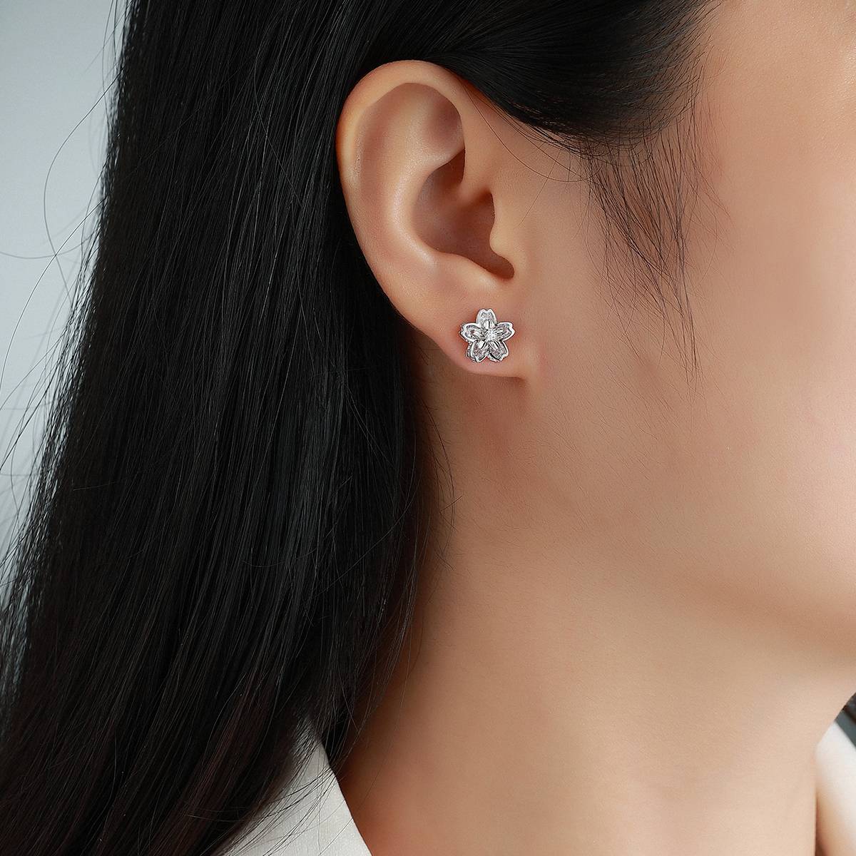 E12534-BMC款银镀18K白金圆形莫桑钻浪漫樱花小清新耳钉2.06ct