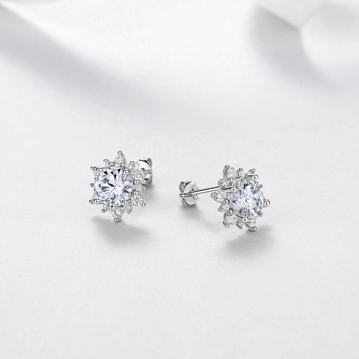 E12535-BMC款银镀18K白金圆形莫桑钻轻奢雪花围镶耳钉2.48ct
