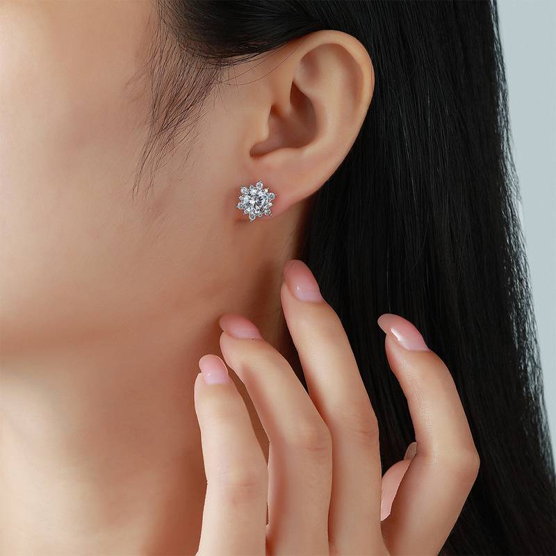 E12535-BMC款银镀18K白金圆形莫桑钻轻奢雪花围镶耳钉2.48ct