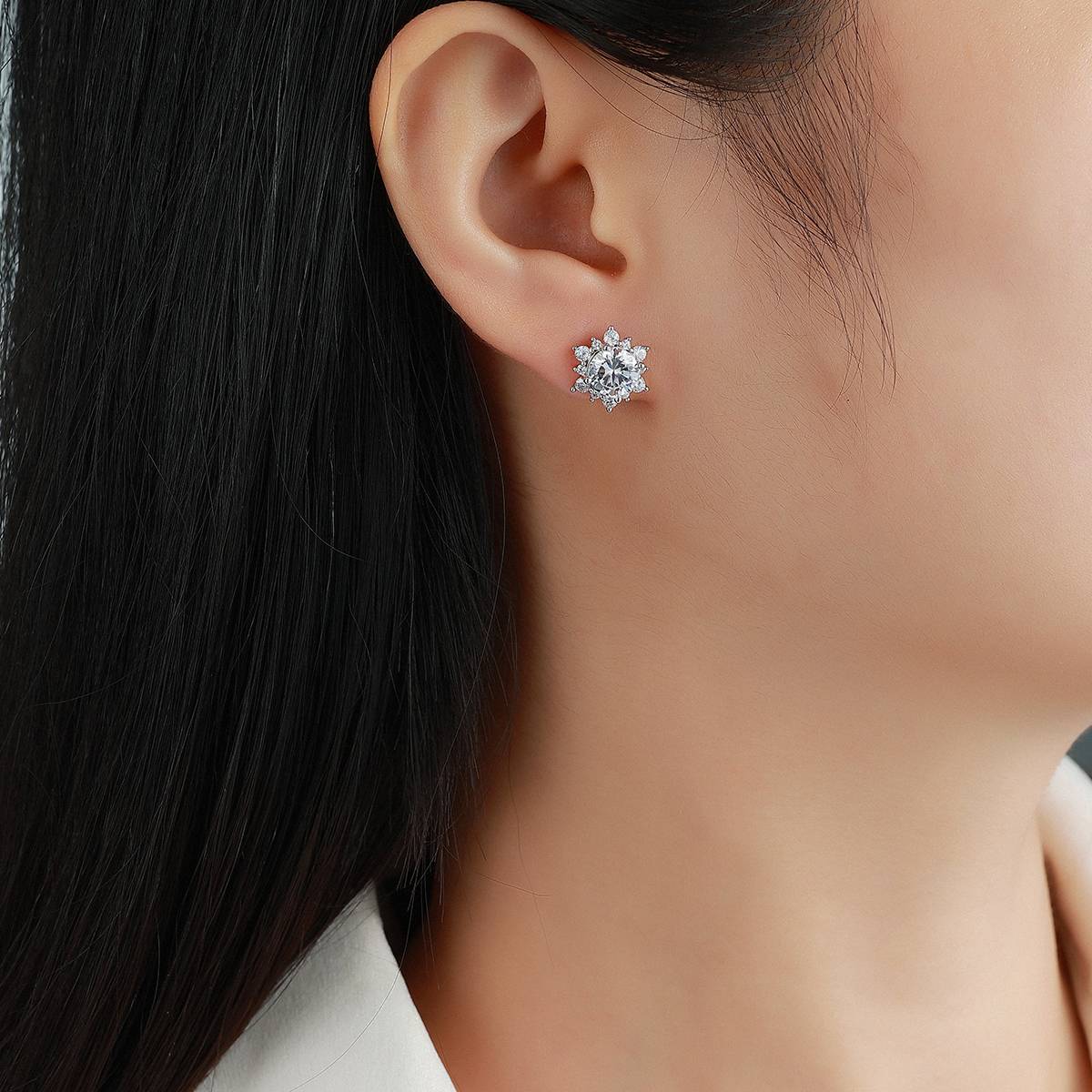 E12535-BMC款银镀18K白金圆形莫桑钻轻奢雪花围镶耳钉2.48ct