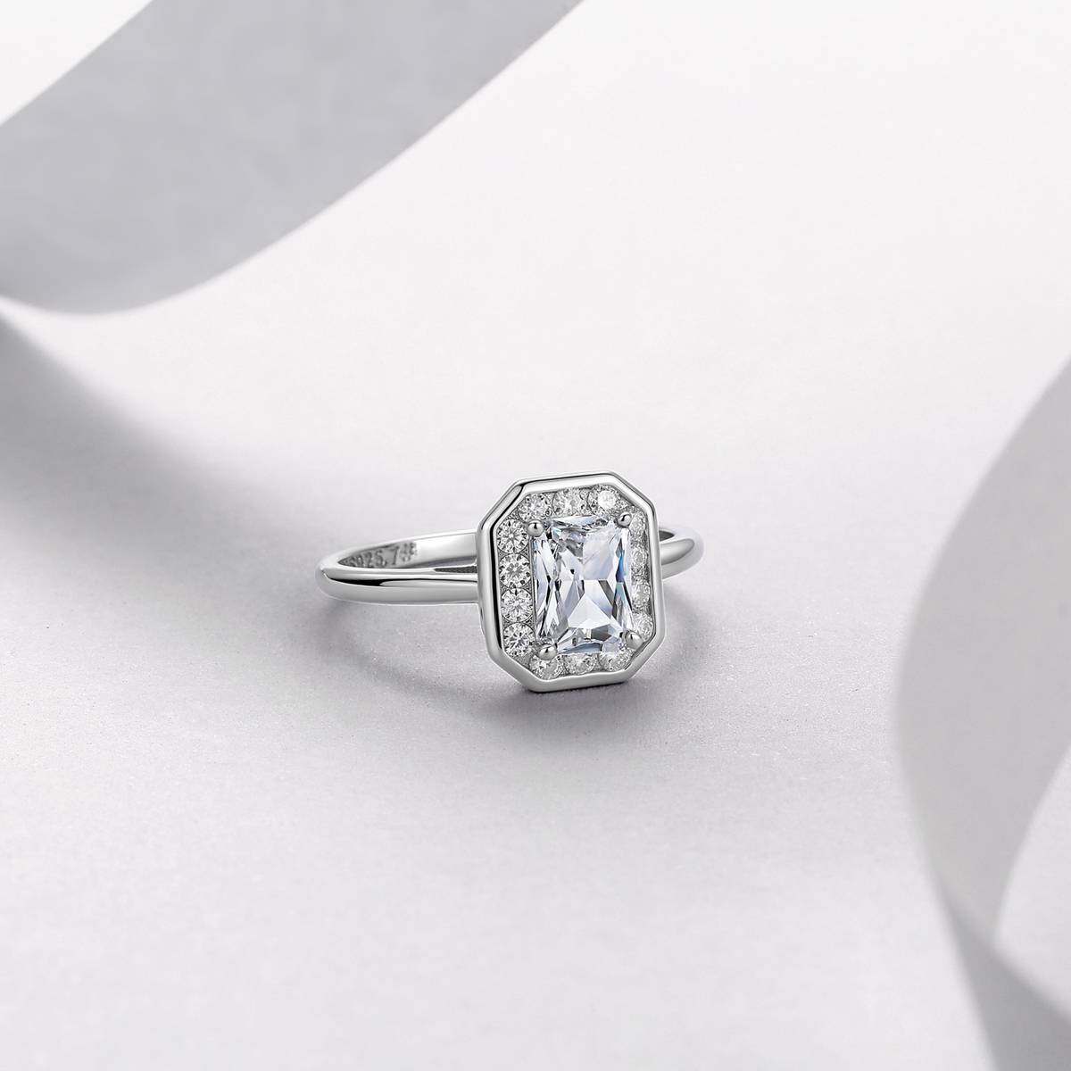 R52536-BMC款银镀18K白金雷迪恩形莫桑钻轻奢女戒1.3ct