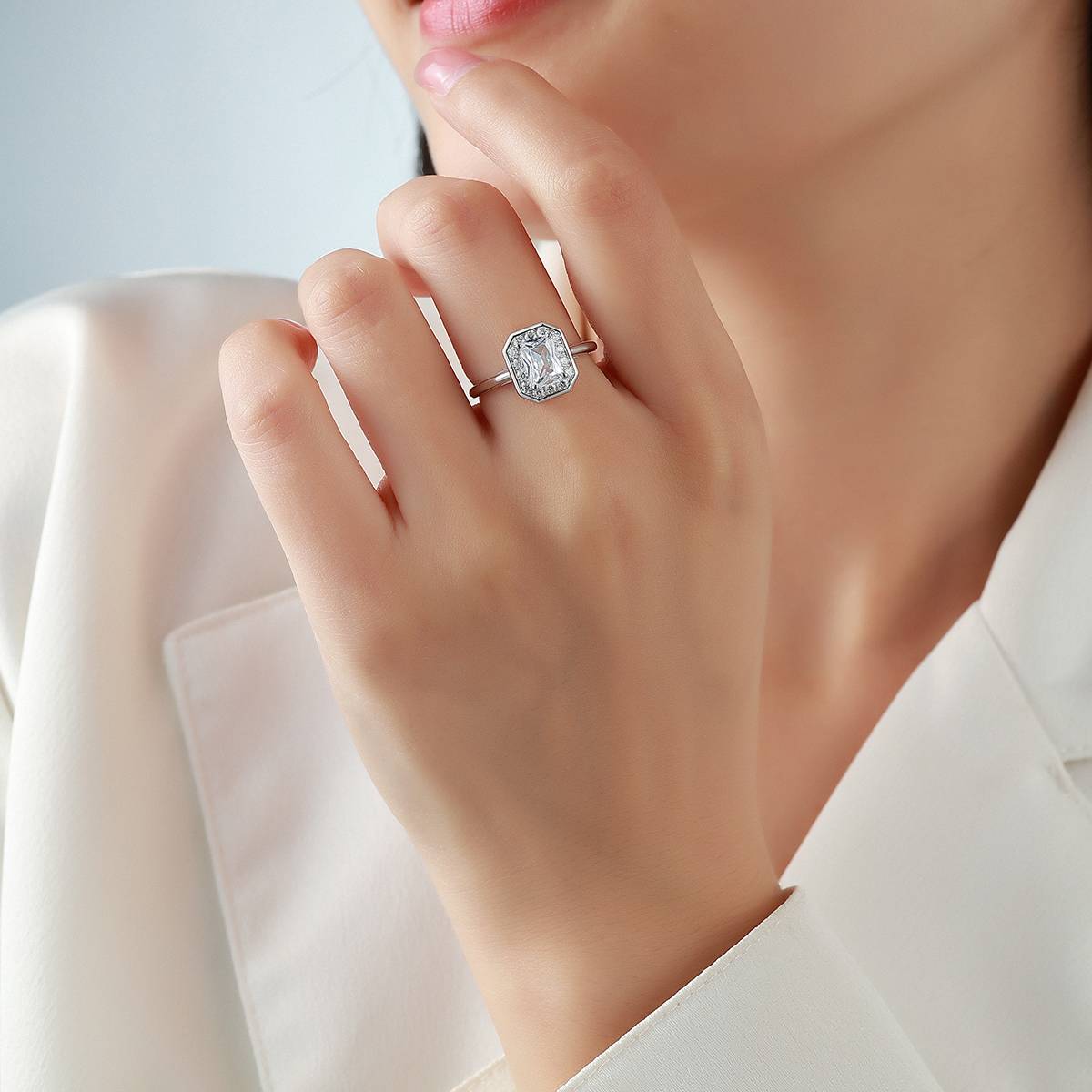 R52536-BMC款银镀18K白金雷迪恩形莫桑钻轻奢女戒1.3ct