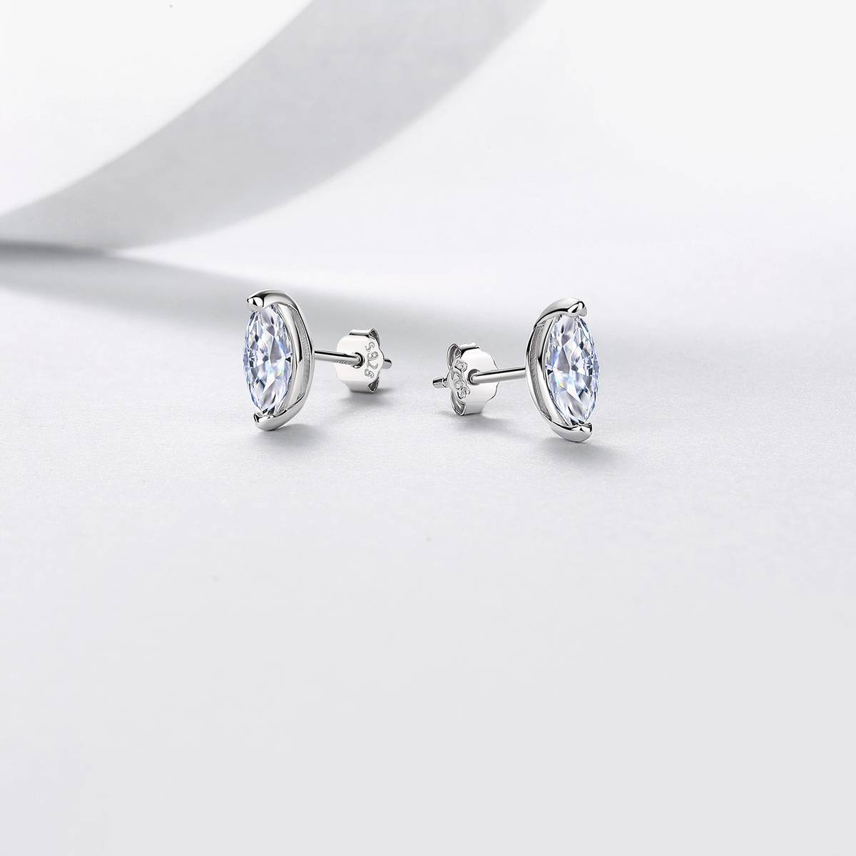 E52565-BMC款银镀18K白金马眼形莫桑钻简约耳钉主石0.5ct*2