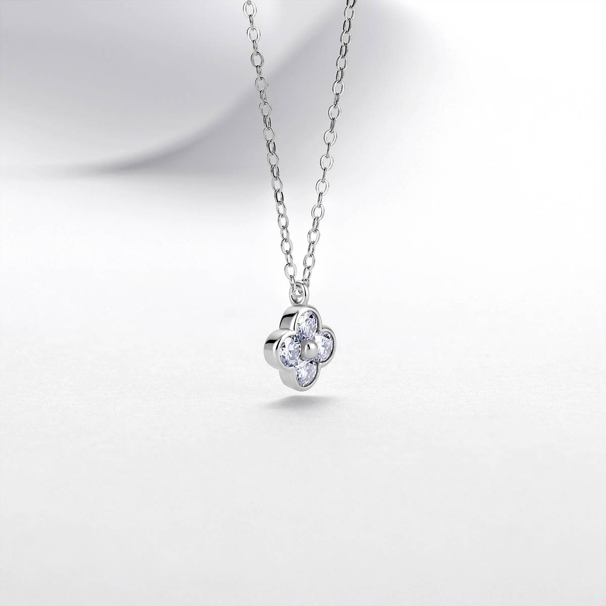R52567-BMC款银镀18K白金圆形莫桑钻四叶草项链0.4ct