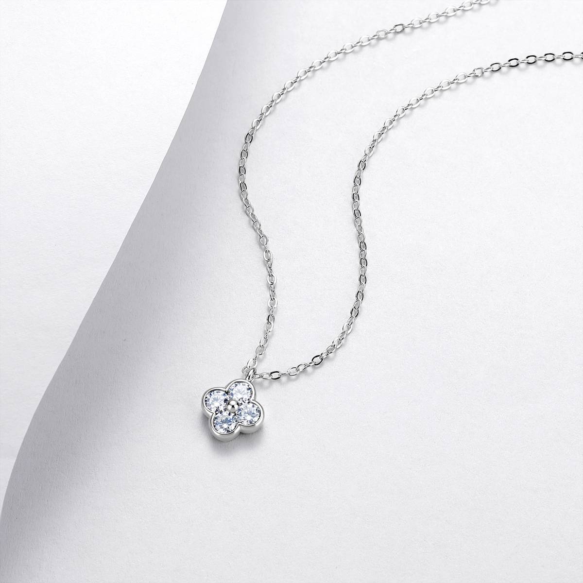 R52567-BMC款银镀18K白金圆形莫桑钻四叶草项链0.4ct