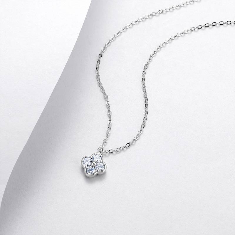 R52567-BMC款银镀18K白金圆形莫桑钻四叶草项链0.4ct
