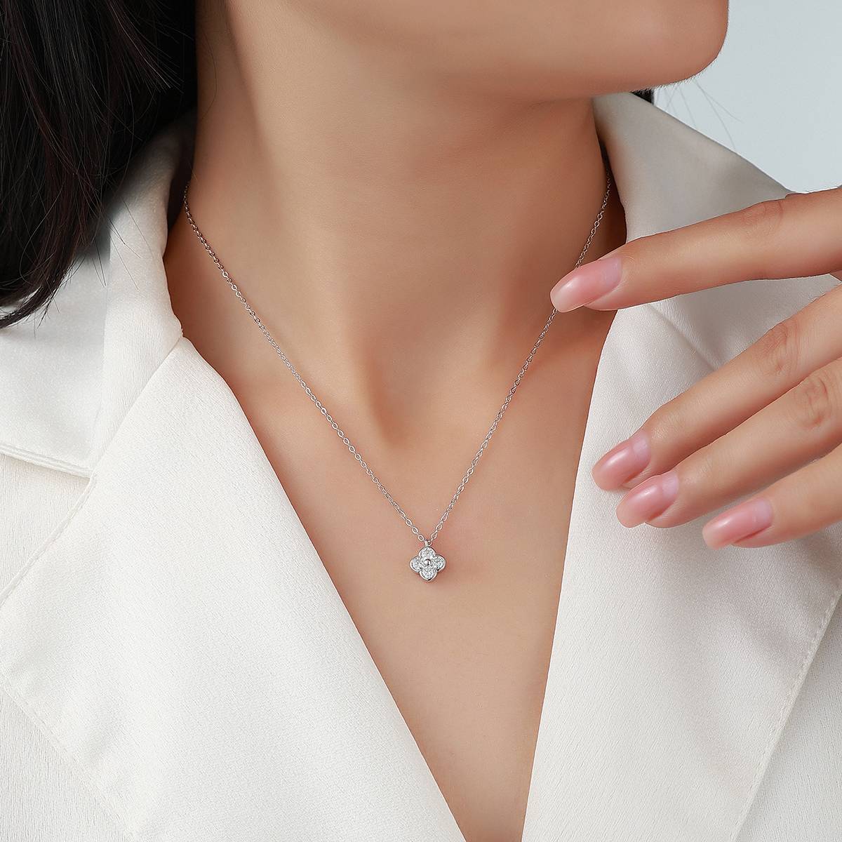 R52567-BMC款银镀18K白金圆形莫桑钻四叶草项链0.4ct