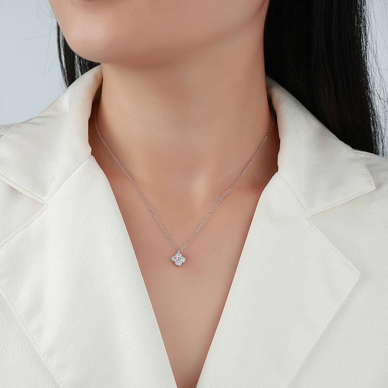 R52567-BMC款银镀18K白金圆形莫桑钻四叶草项链0.4ct