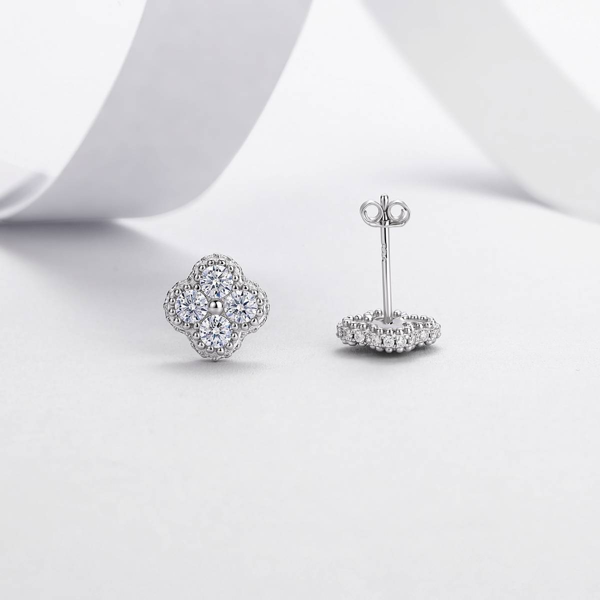 E52570-BMCC款银镀18K白金满镶莫桑钻四叶花耳钉1.04ct