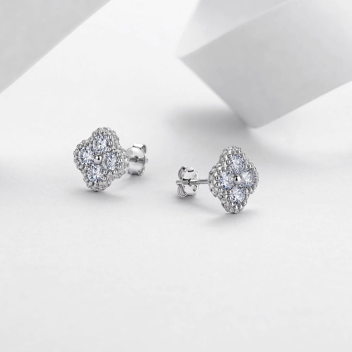 E52570-BMCC款银镀18K白金满镶莫桑钻四叶花耳钉1.04ct