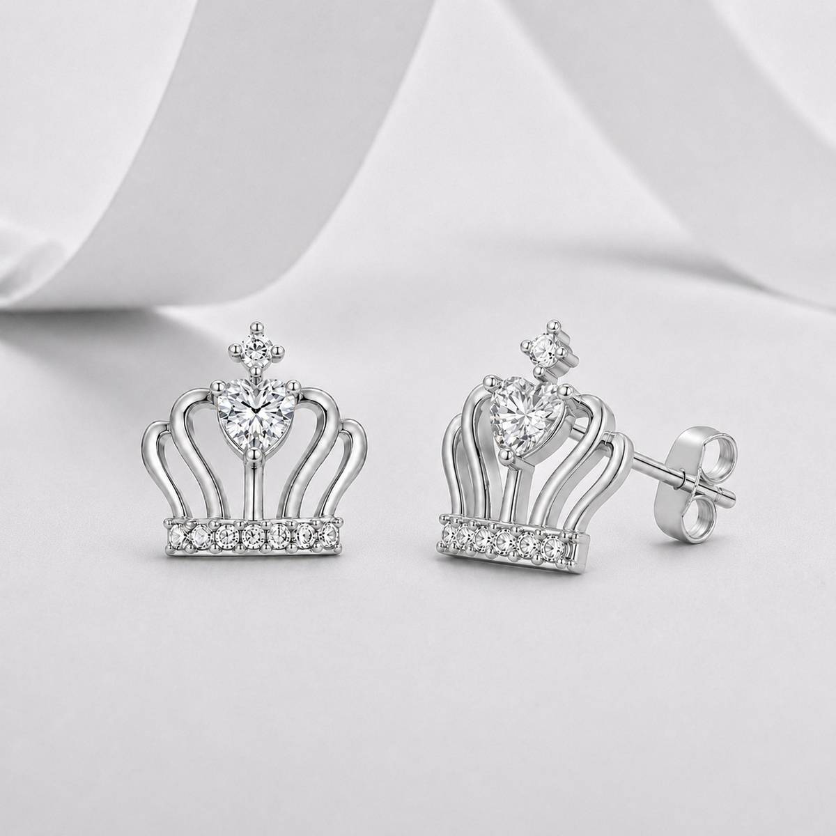 E12524-BMC款银镀18K白金心形莫桑钻童话皇冠耳钉0.95ct