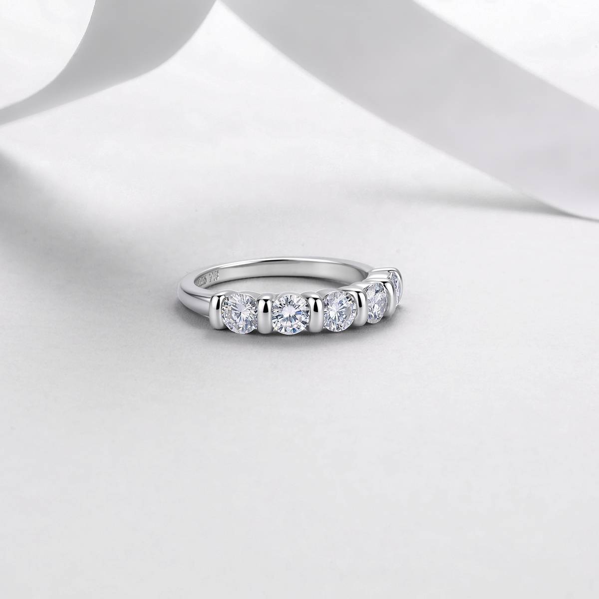 R52592-BMC款银镀18K白金圆形莫桑钻彼此依靠女戒主石4.0mm*5/1.5ct