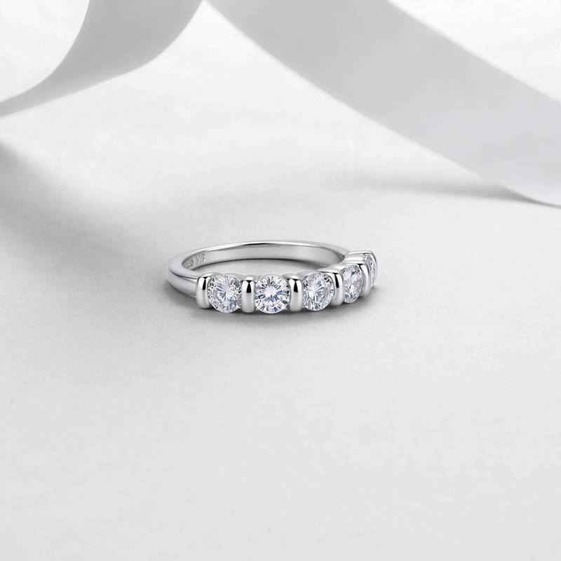 R52592-BMC款银镀18K白金圆形莫桑钻彼此依靠女戒主石4.0mm*5/1.5ct