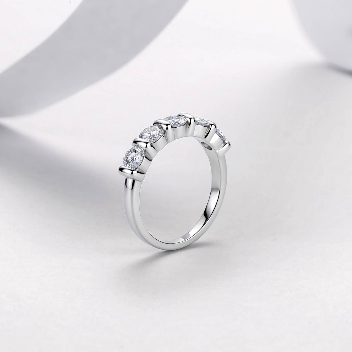 R52592-BMC款银镀18K白金圆形莫桑钻彼此依靠女戒主石4.0mm*5/1.5ct