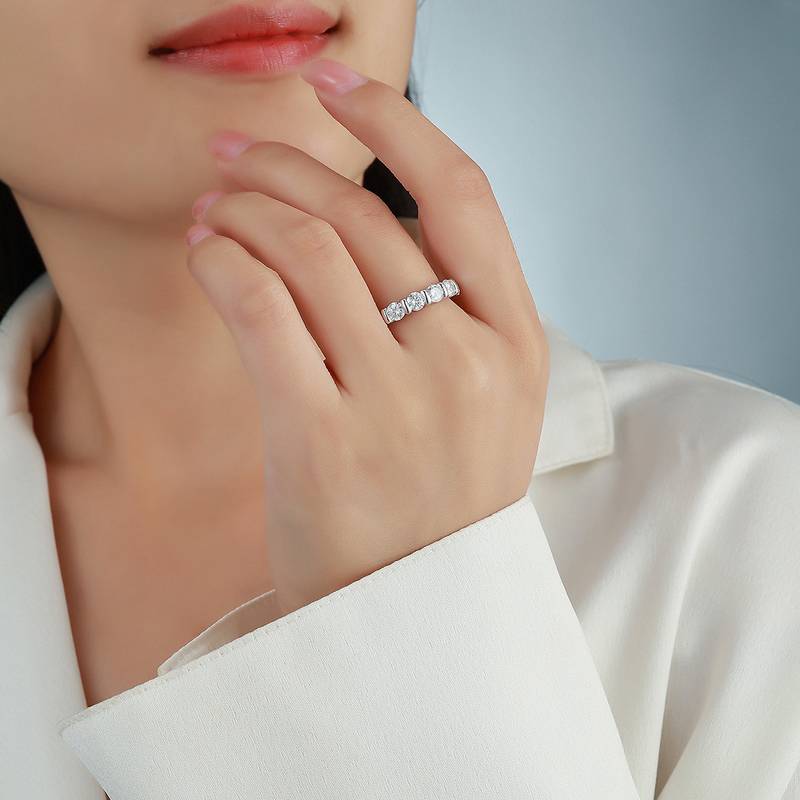 R52592-BMC款银镀18K白金圆形莫桑钻彼此依靠女戒主石4.0mm*5/1.5ct