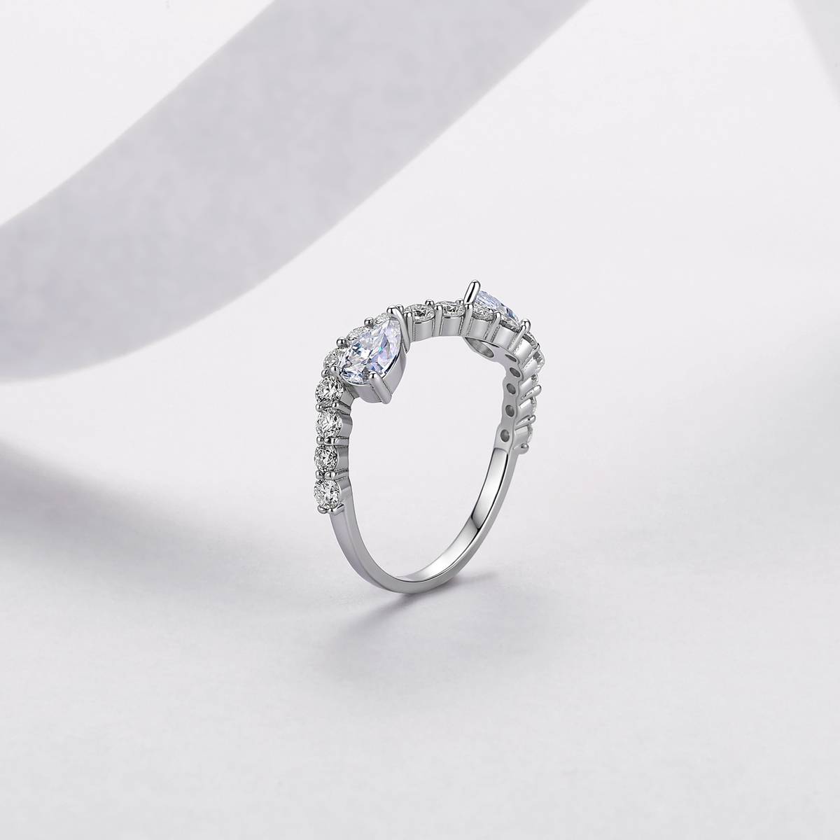 R52598-BMC款银镀18K白金梨形莫桑钻守望女戒2.44ct