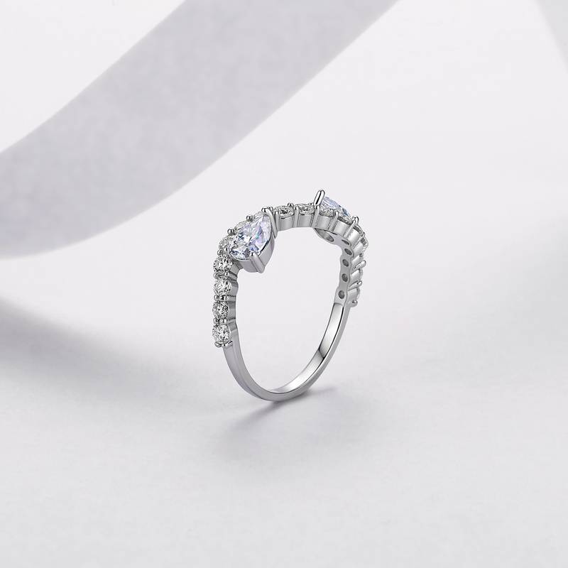 R52598-BMC款银镀18K白金梨形莫桑钻守望女戒2.44ct