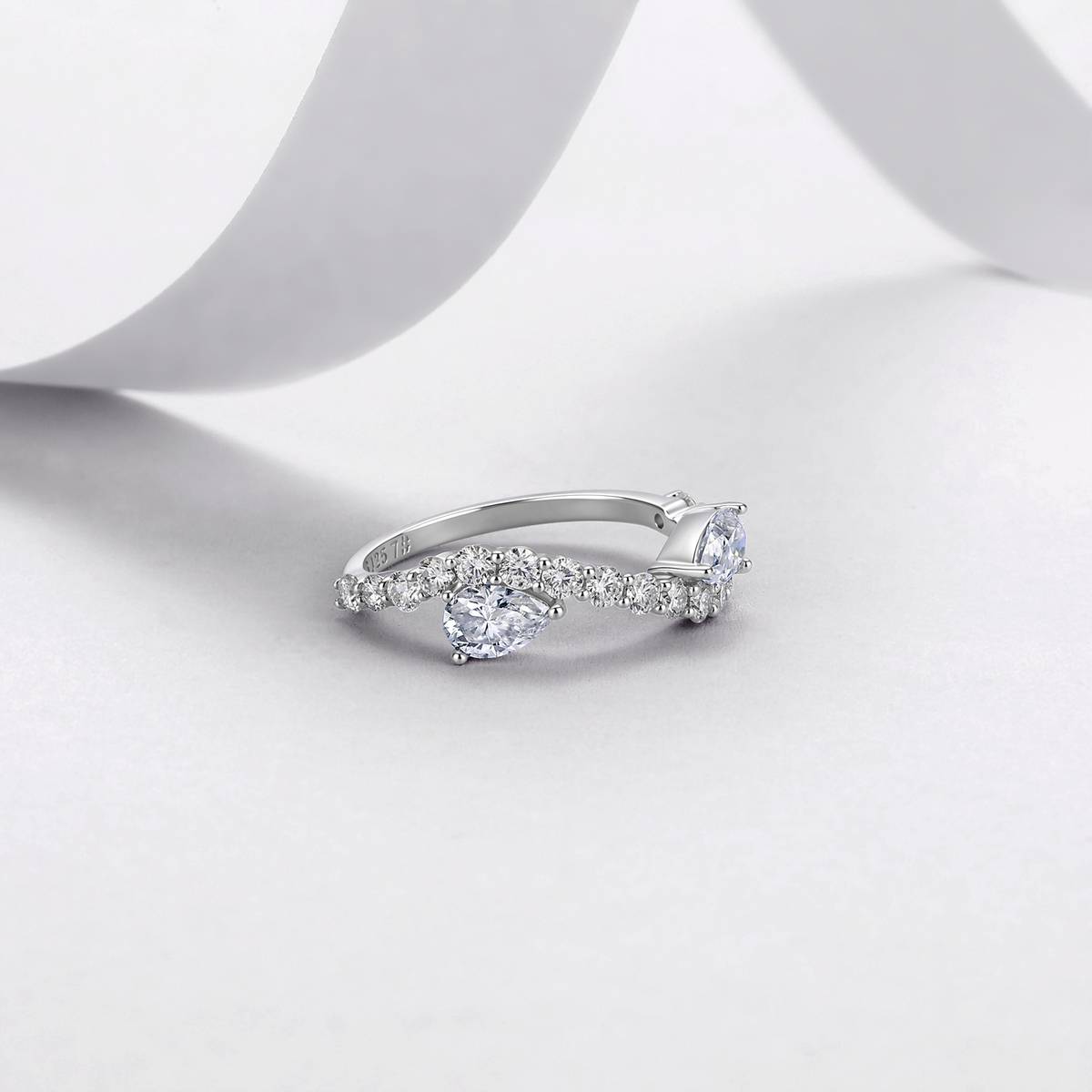 R52598-BMC款银镀18K白金梨形莫桑钻守望女戒2.44ct