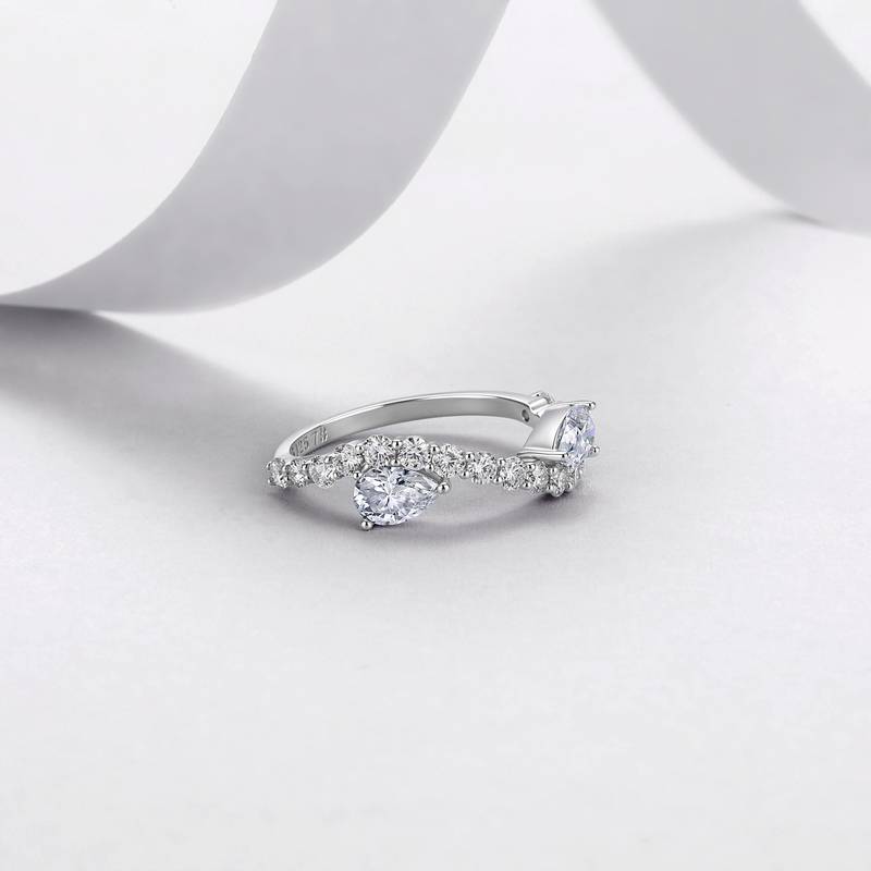 R52598-BMC款银镀18K白金梨形莫桑钻守望女戒2.44ct