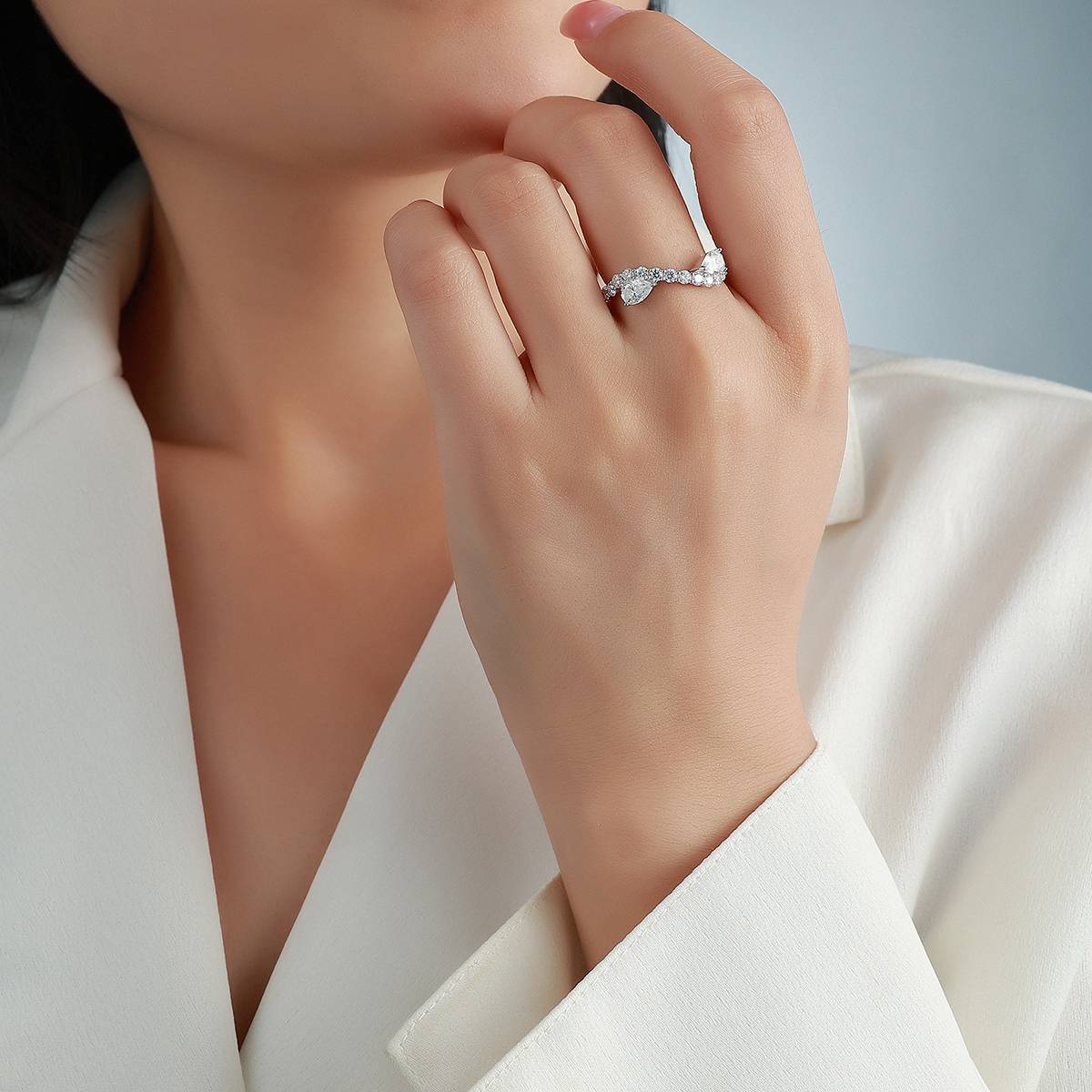R52598-BMC款银镀18K白金梨形莫桑钻守望女戒2.44ct
