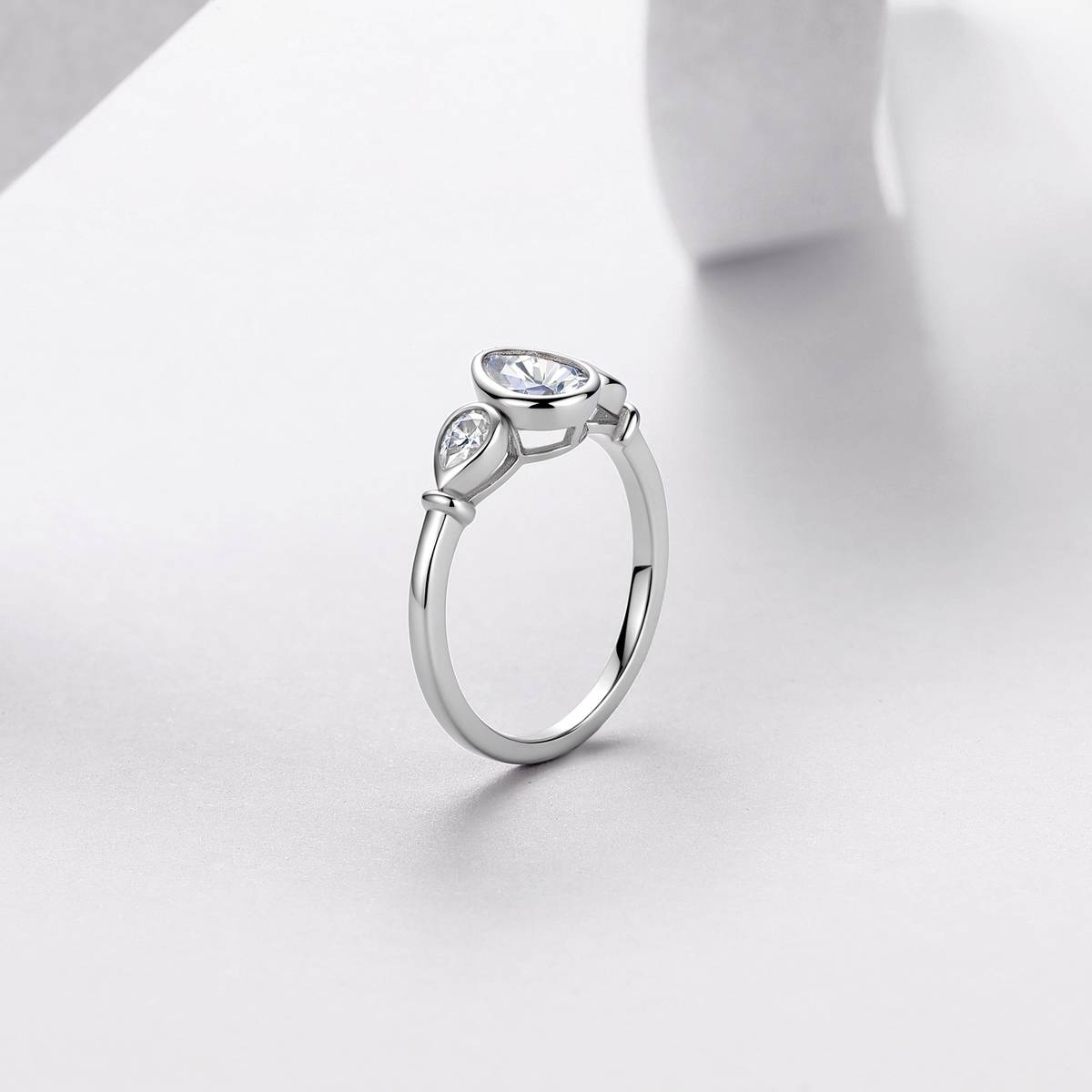 R52571-BMC款银镀18K白金梨形莫桑钻包镶三石款女戒1.6ct