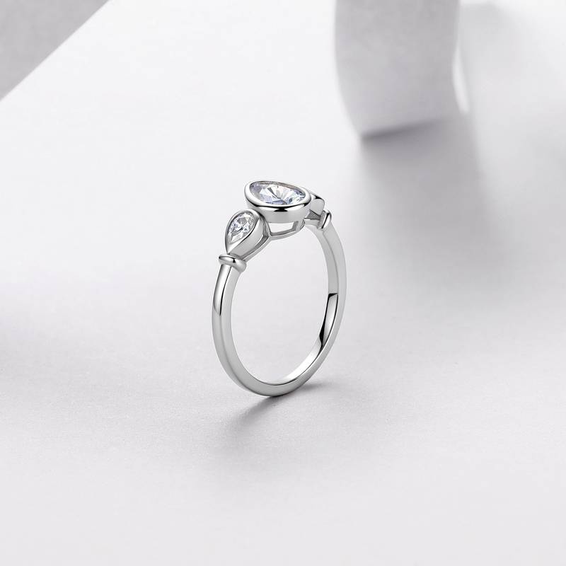 R52571-BMC款银镀18K白金梨形莫桑钻包镶三石款女戒1.6ct