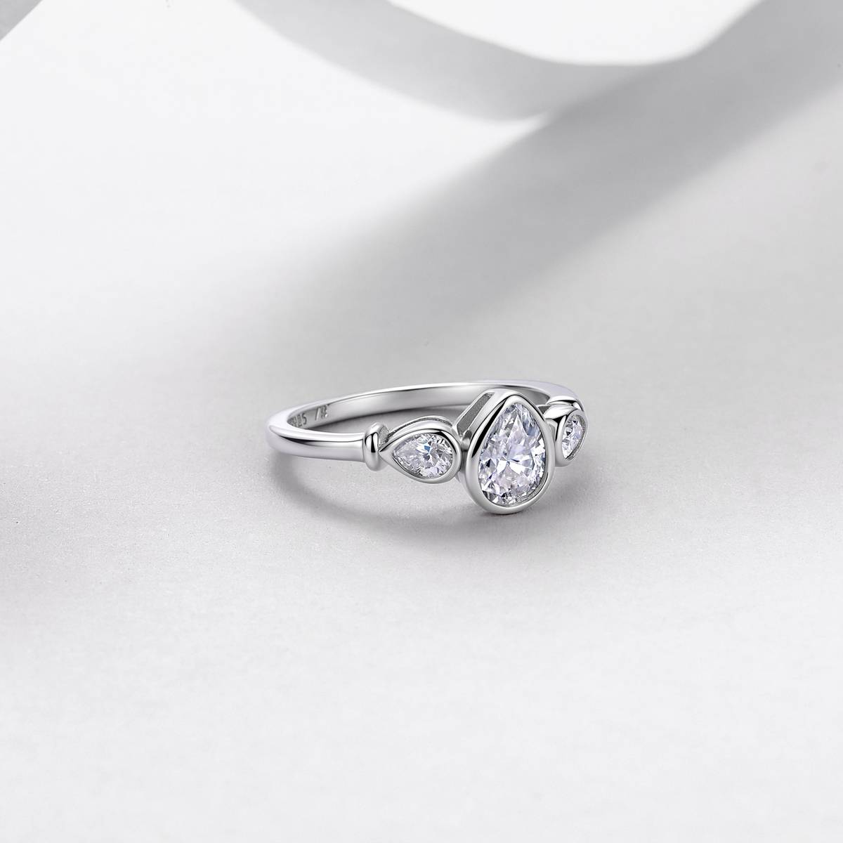 R52571-BMC款银镀18K白金梨形莫桑钻包镶三石款女戒1.6ct