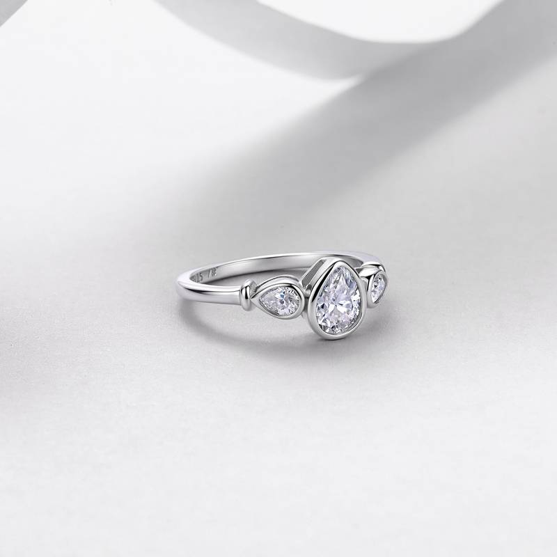 R52571-BMC款银镀18K白金梨形莫桑钻包镶三石款女戒1.6ct