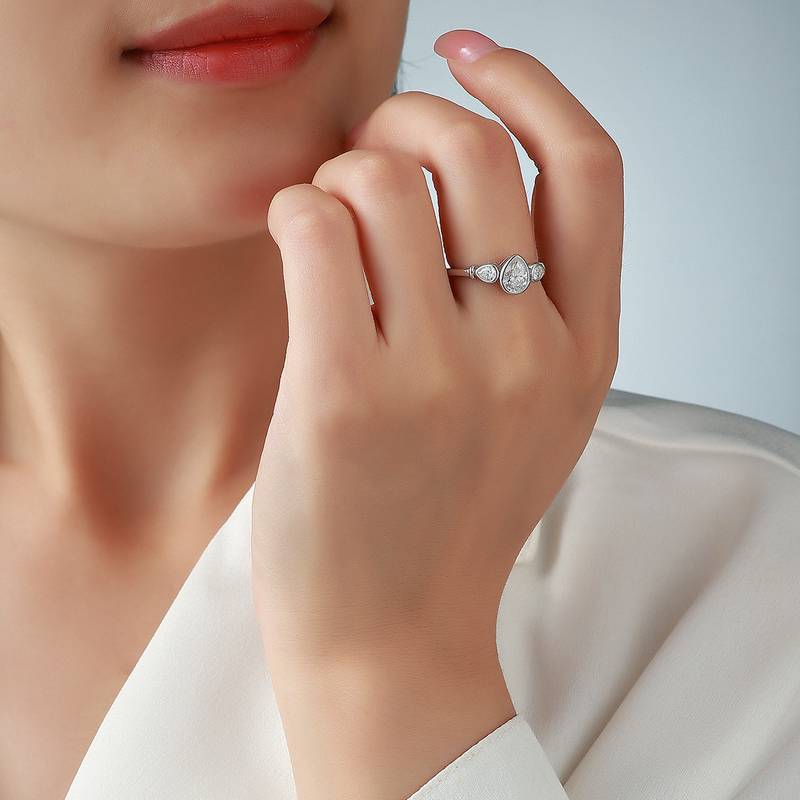 R52571-BMC款银镀18K白金梨形莫桑钻包镶三石款女戒1.6ct