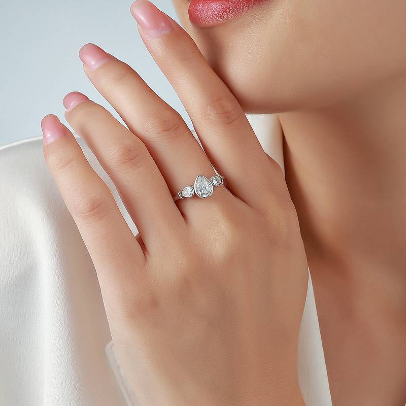 R52571-BMC款银镀18K白金梨形莫桑钻包镶三石款女戒1.6ct