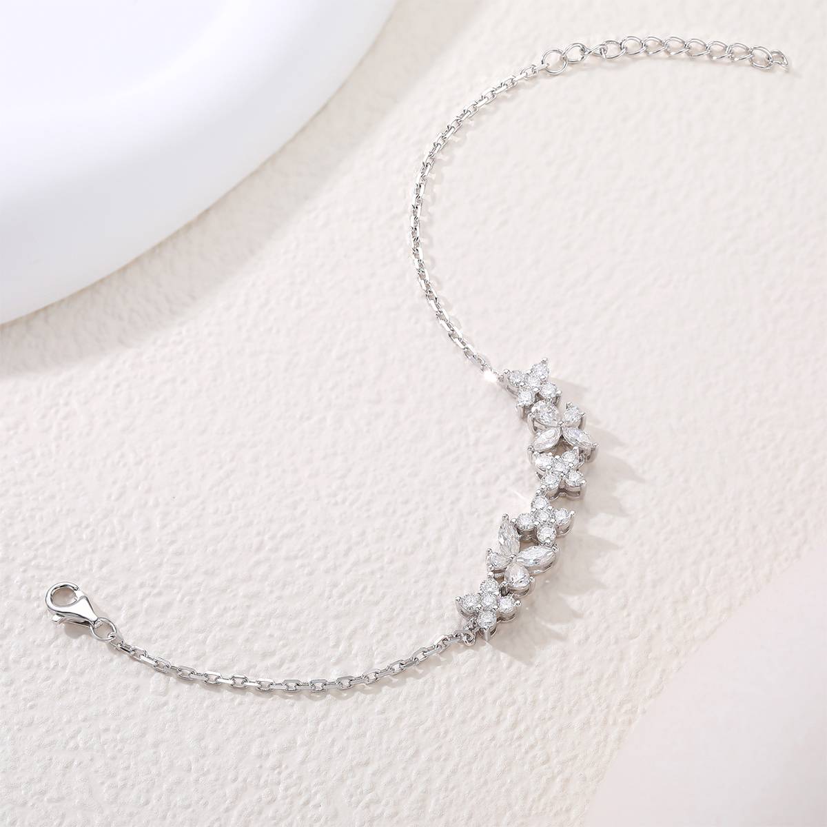 UCB0185-腕间碎钻蝶花镀18K白金培育彩宝MoissaniteBracelet9.2ct