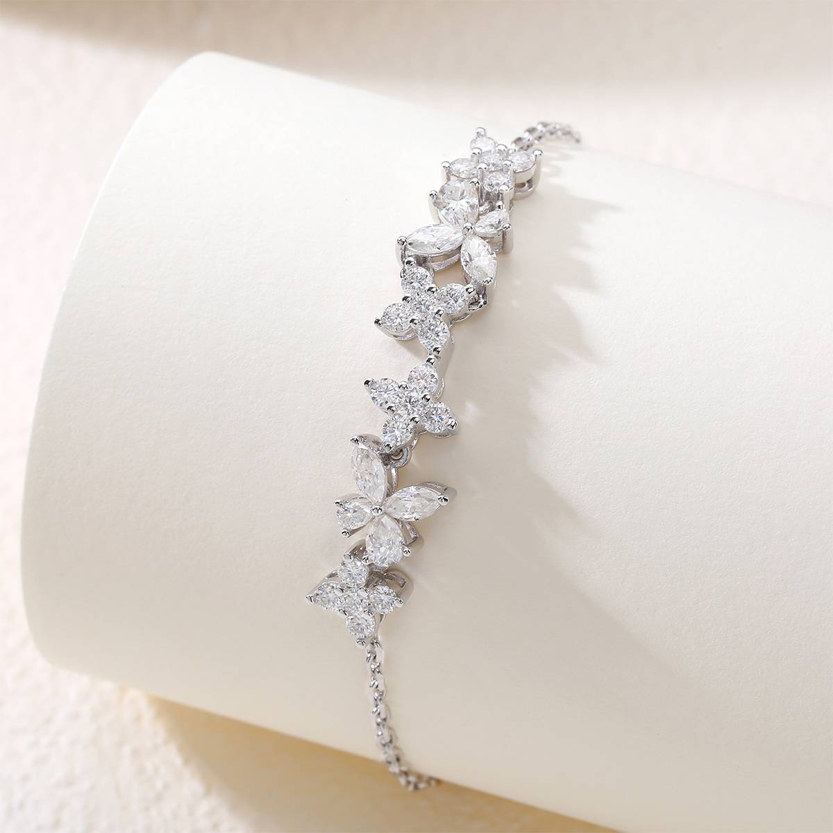 UCB0185-腕间碎钻蝶花镀18K白金培育彩宝MoissaniteBracelet9.2ct