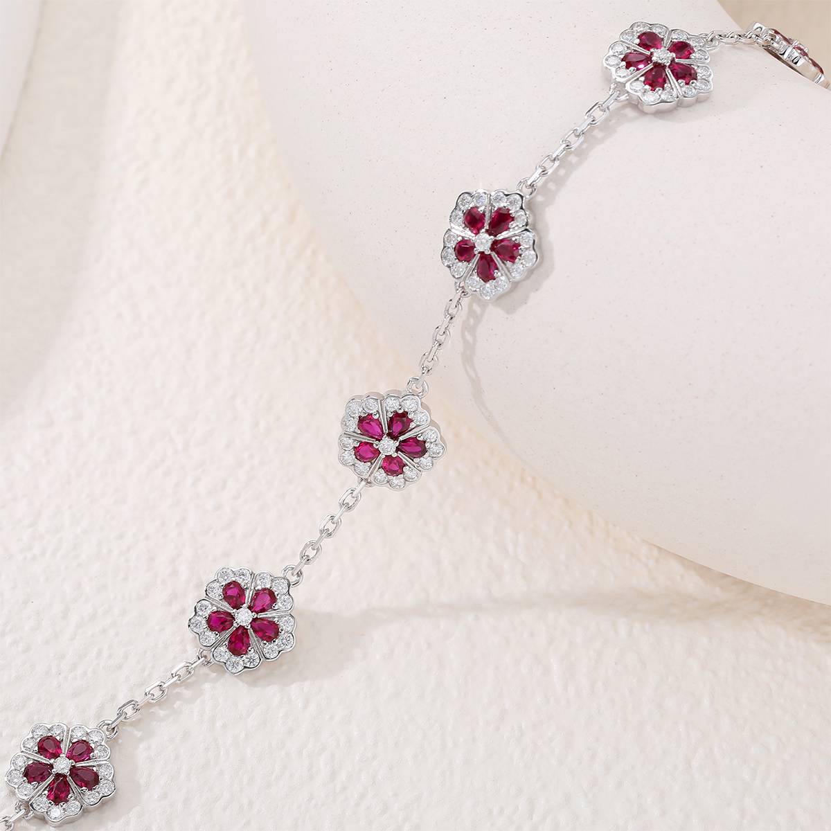 UCB0126-围镶水滴五瓣花款镀18K白金培育彩宝MoissaniteBracelet3.0ct