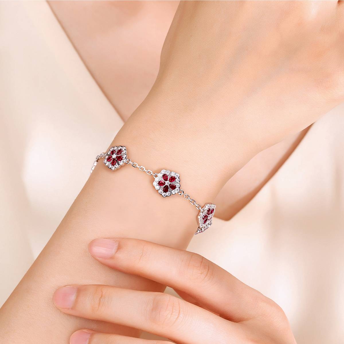 UCB0126-围镶水滴五瓣花款镀18K白金培育彩宝MoissaniteBracelet3.0ct