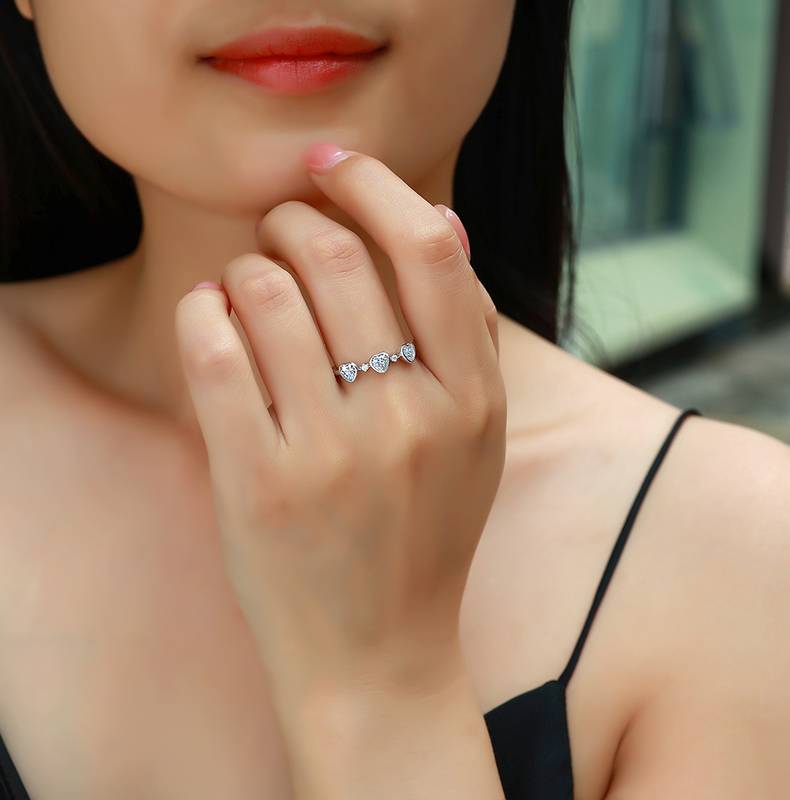 SR0738301款S925银镀18K金心形莫桑钻可爱心连心女戒0.9ct