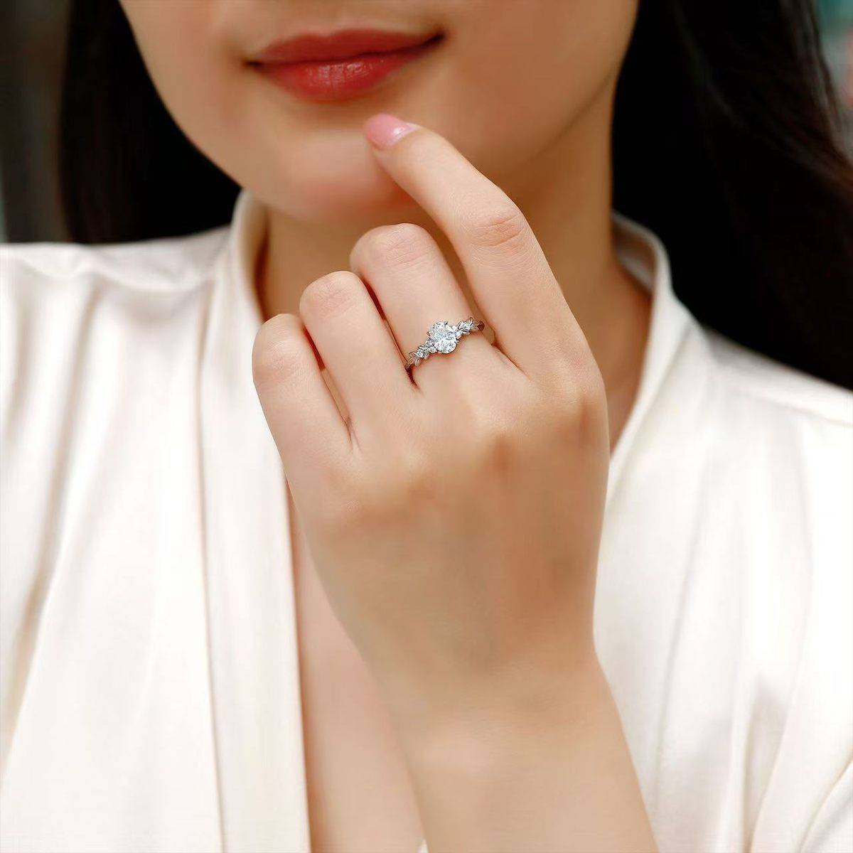 SR0729101款S925银镀18K金蛋形莫桑钻橄榄叶女戒1.1ct