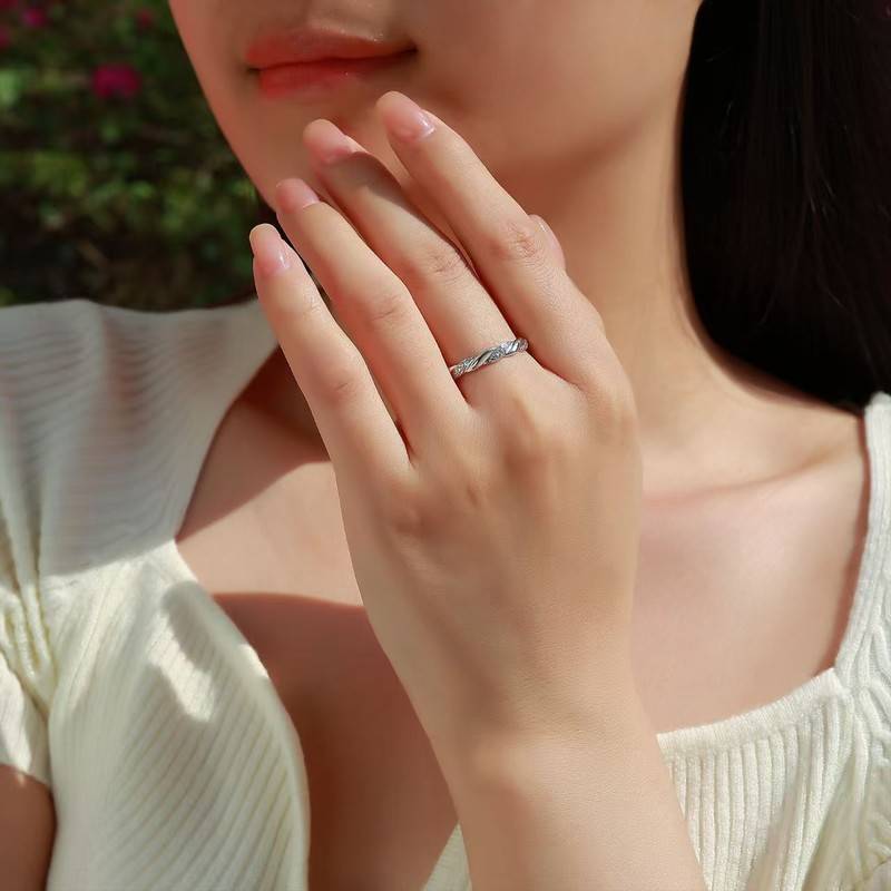 SR0495803款S925银镀18K金莫桑钻麻花女戒0.25ct