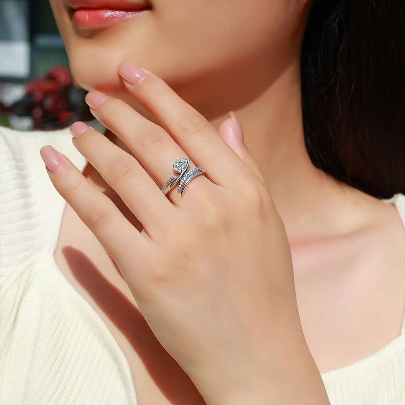 SR0490914款S925银镀18K金梨形莫桑钻轻奢女戒1.0ct