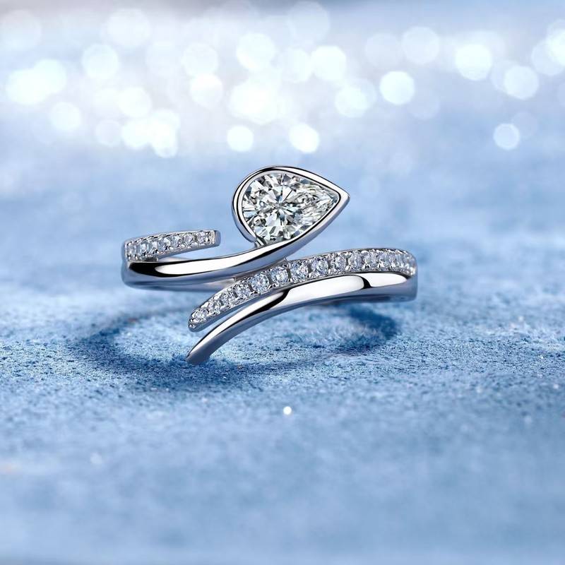 SR0490914款S925银镀18K金梨形莫桑钻轻奢女戒1.0ct