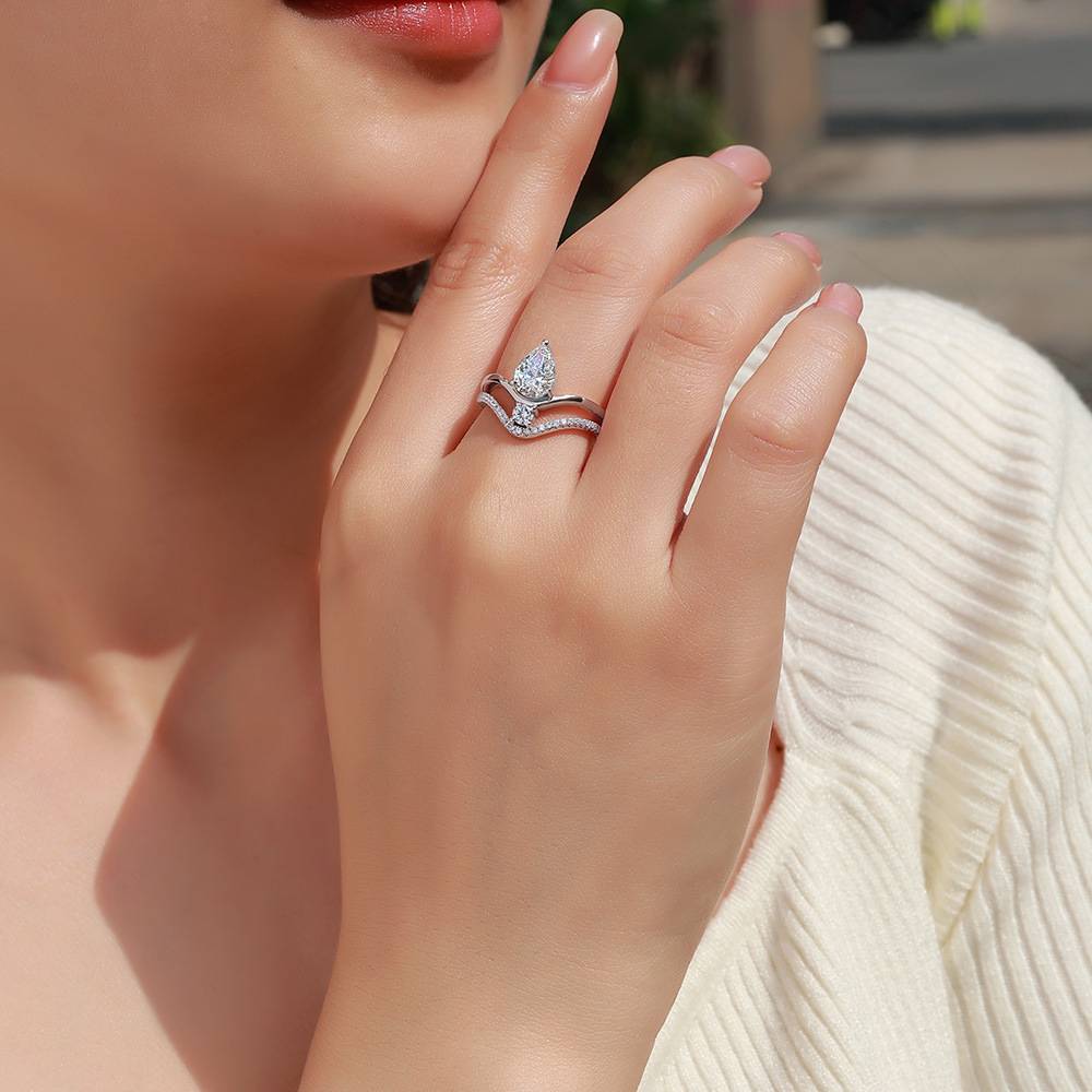 SR0030202款S925银镀18K金梨形莫桑钻双臂轻奢女戒1.6ct