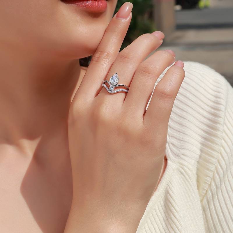 SR0030202款S925银镀18K金梨形莫桑钻双臂轻奢女戒1.6ct