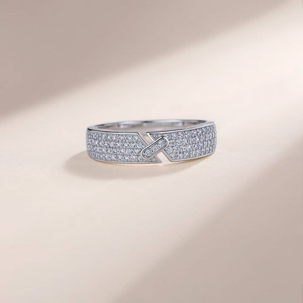 SR0290902款S925银镀18K金满镶莫桑钻几何搭扣女戒0.5ct