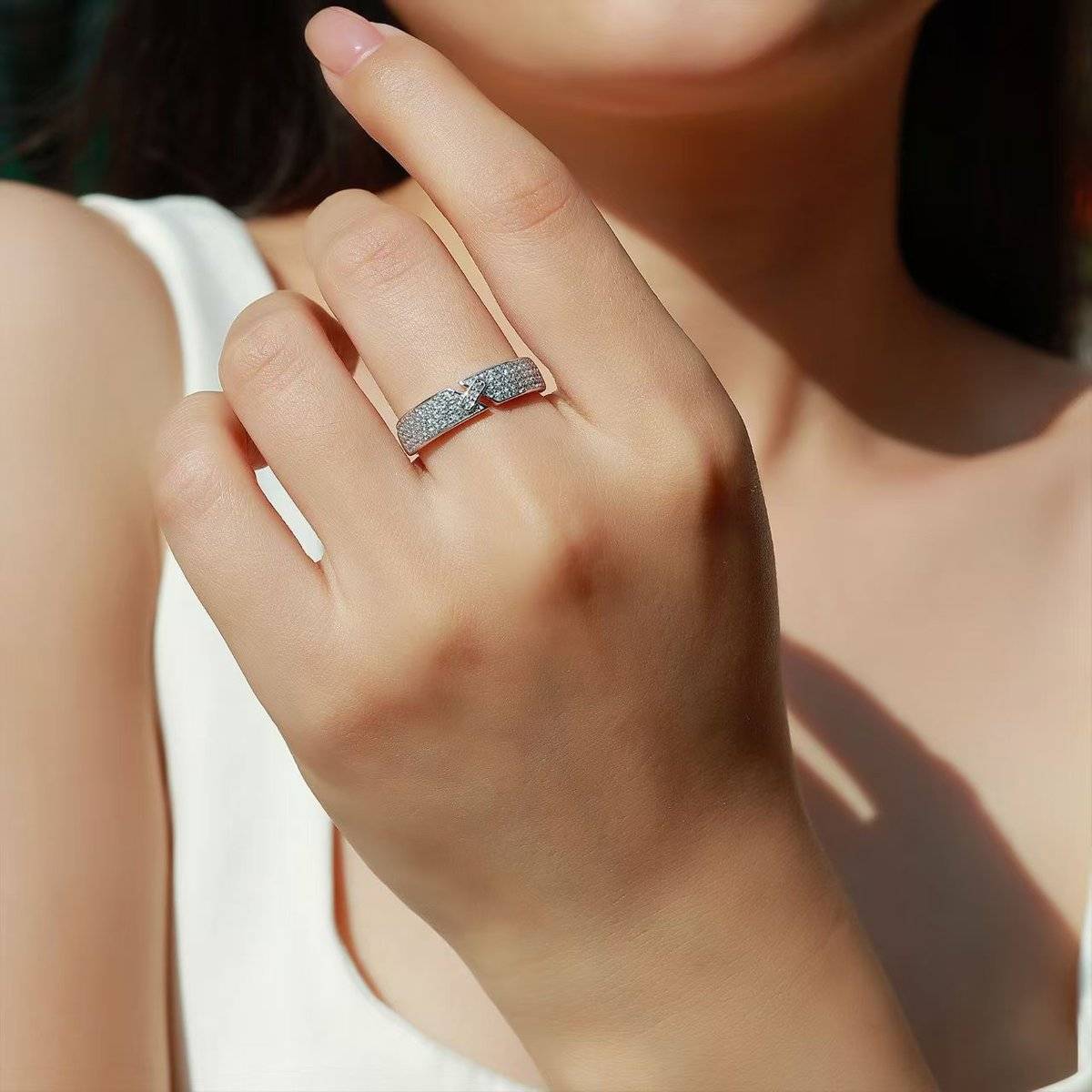 SR0290902款S925银镀18K金满镶莫桑钻几何搭扣女戒0.5ct