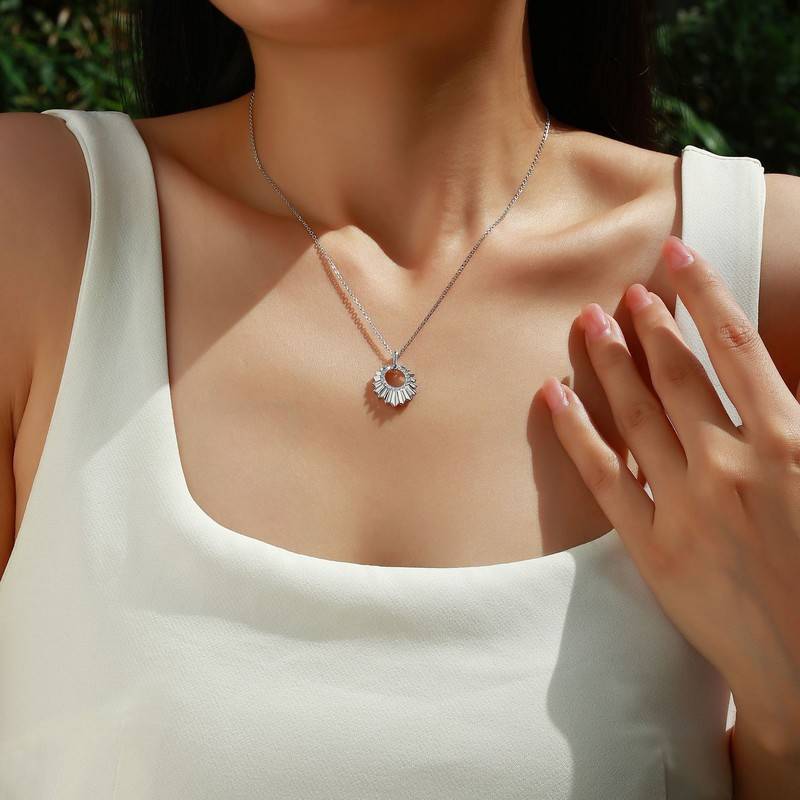 SN0239702款S925银镀18K金莫桑钻太阳花项链0.15ct